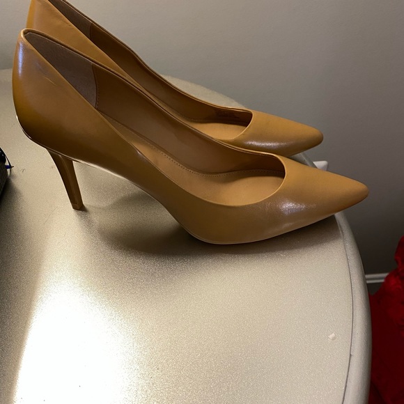 Beige heels like new. Nine West size 10 - Picture 5 of 5